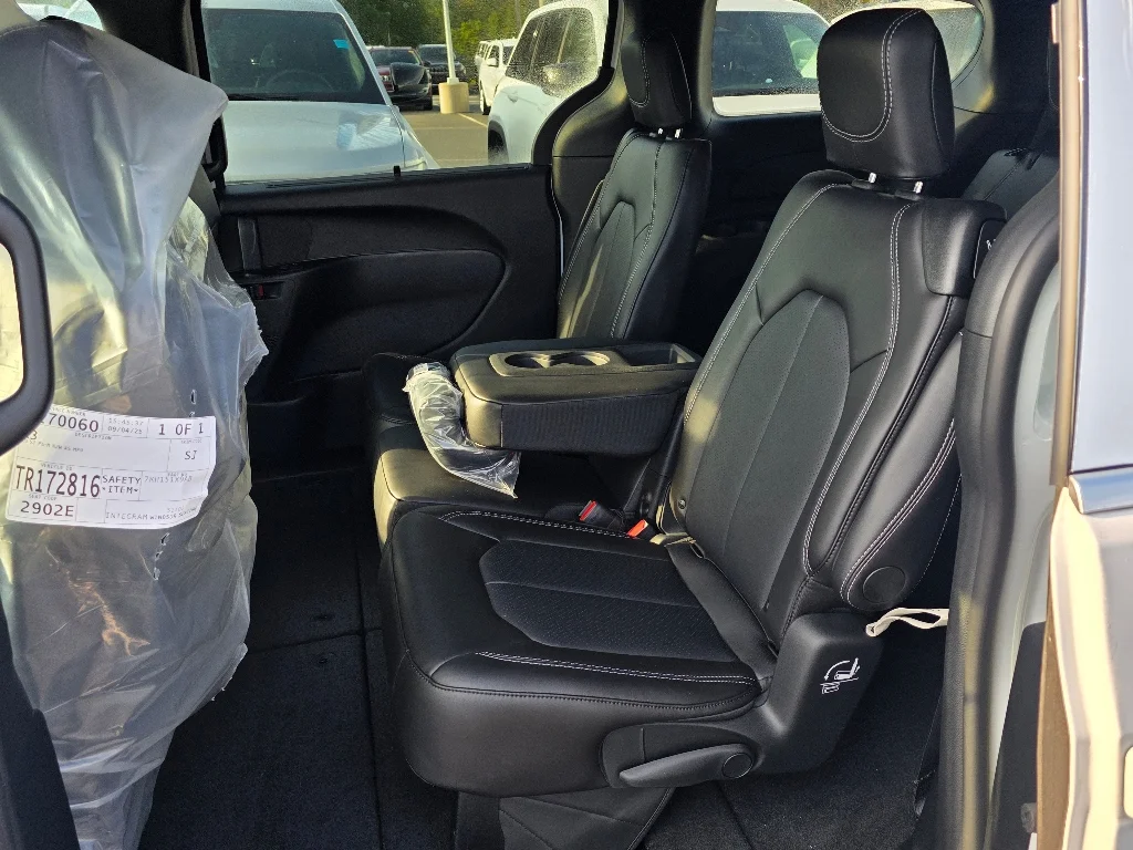 2026 Chrysler Pacifica Select - Photo 13