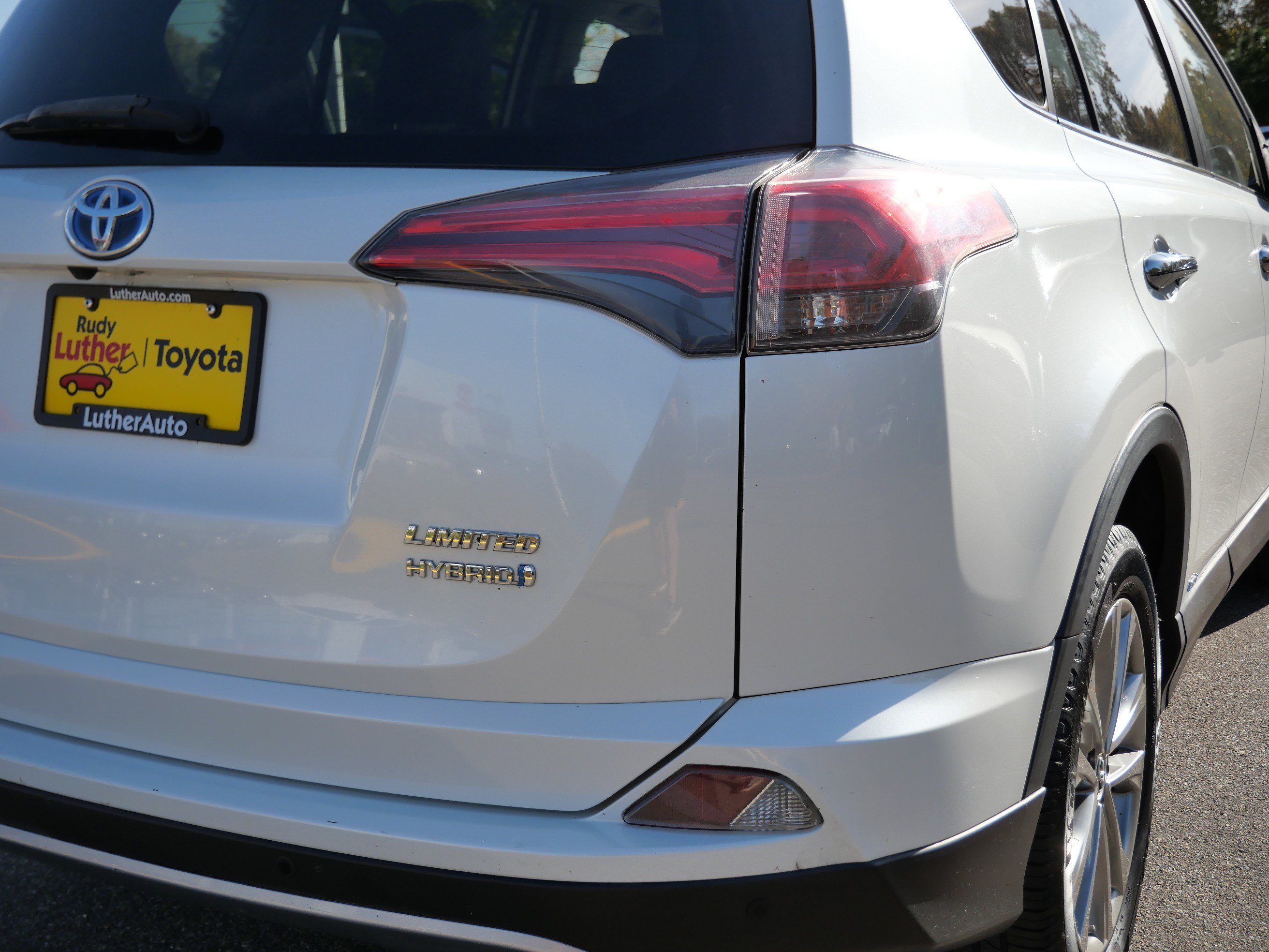 Certified Used 2018 Blizzard Pearl Toyota Hybrid Limited image 17