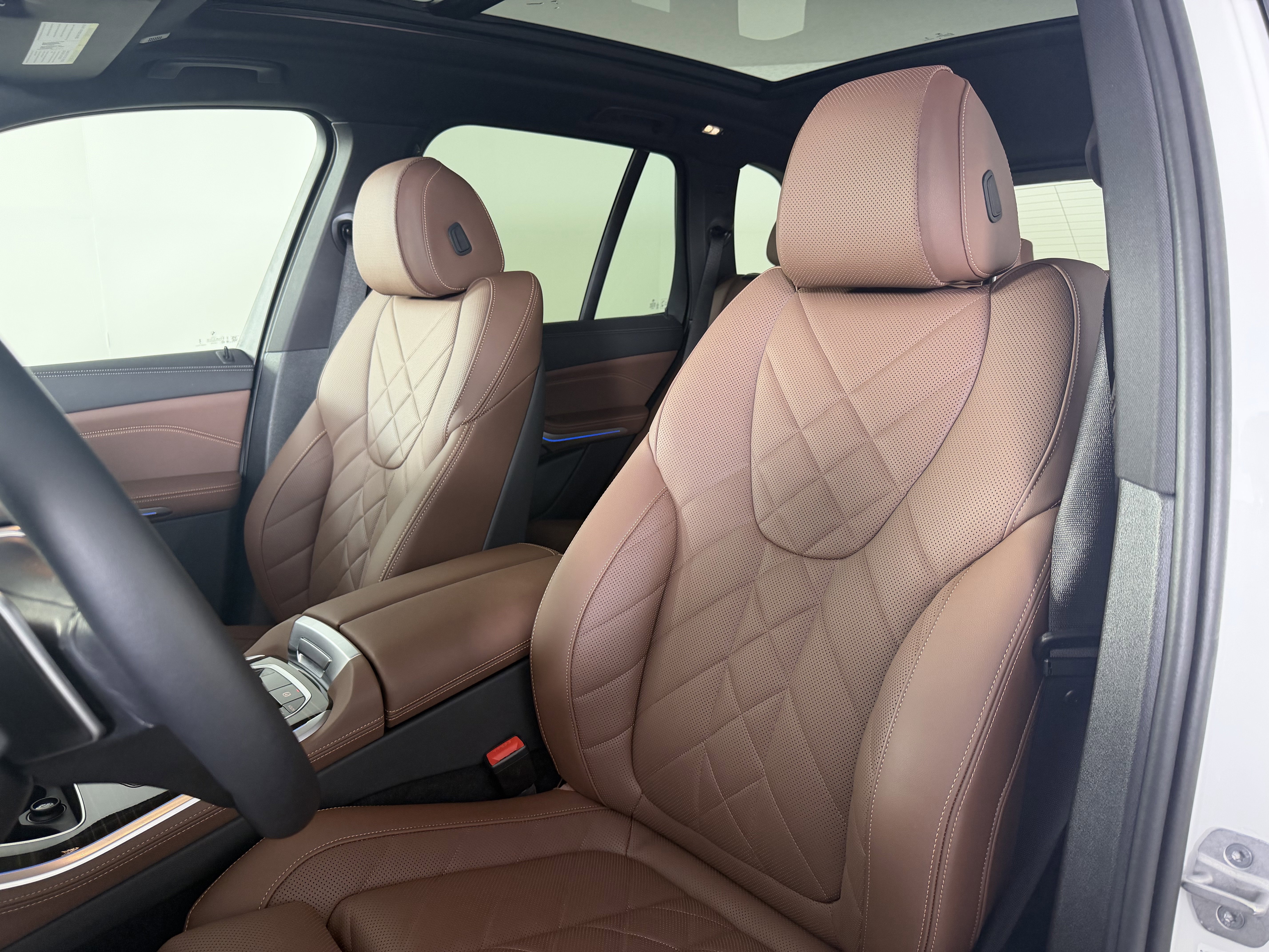 Used 2025 MINERAL WHITE MET BMW xDrive50e image 10