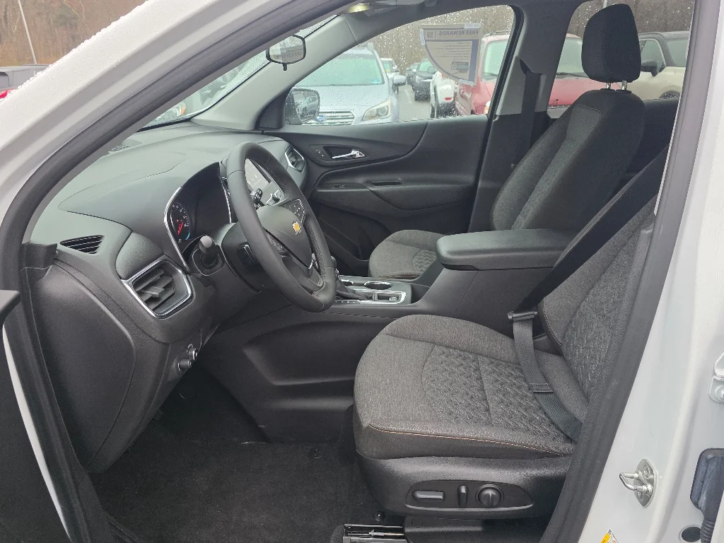 Used 2024 Summit White Chevrolet LT image 32