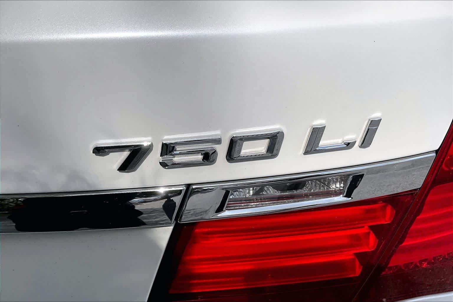 Used 2015  BMW 750Li xDrive image 29