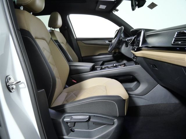Certified Used 2024  Volkswagen 2.0T SE w/Technology image 10