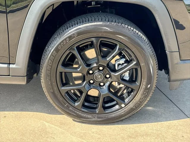 New 2026 Diamond Black Crystal Pearl-Coat Exterior Paint Jeep Latitude image 10