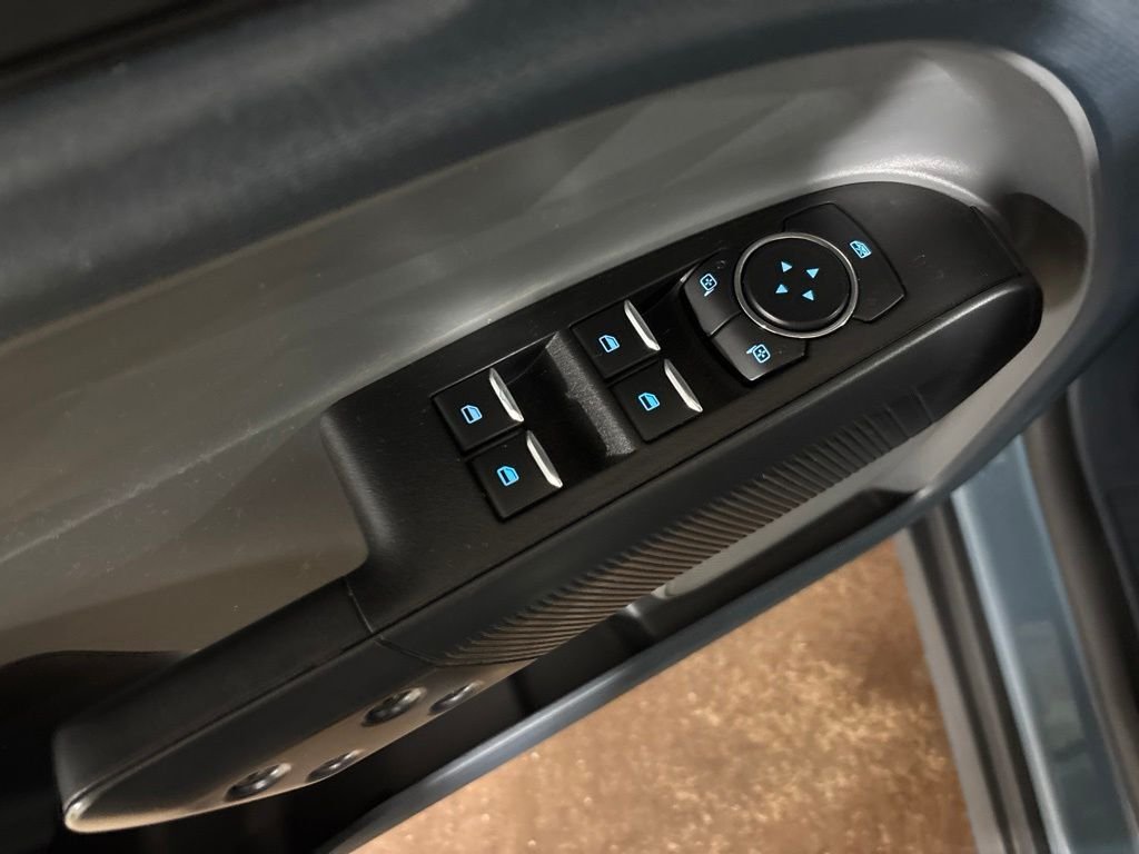 Used 2022  Ford XL image 12