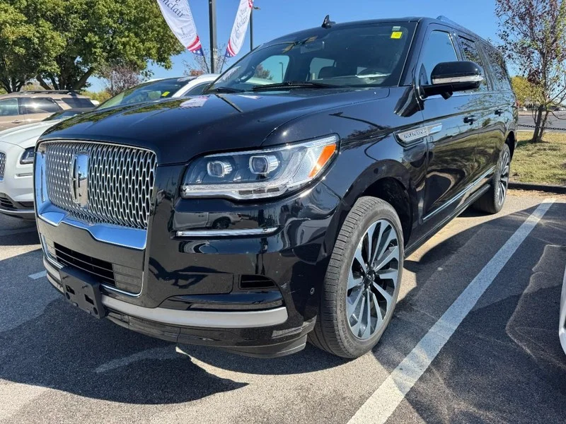 Used 2024 Infinite Black Metallic Clearcoat Lincoln Reserve 4x4 image 3