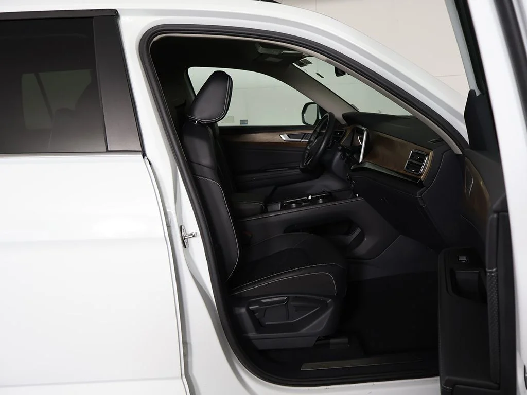 Used 2025 White Volkswagen 2.0T SE w/Technology image 29