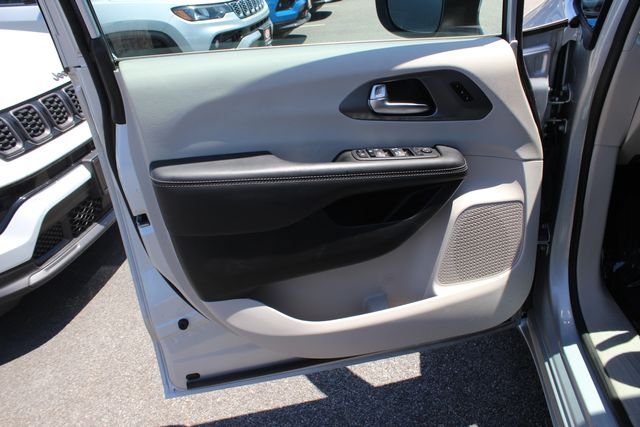 Used 2023 Silver Chrysler Touring L image 19