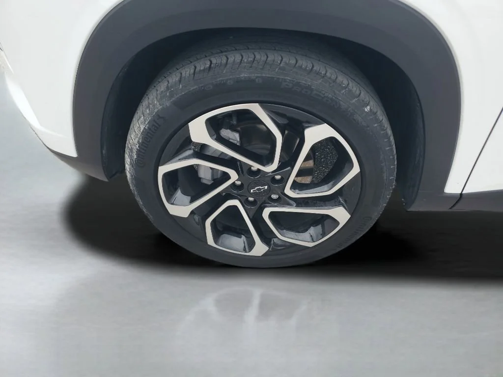 Used 2025 Summit White Chevrolet 2RS image 25