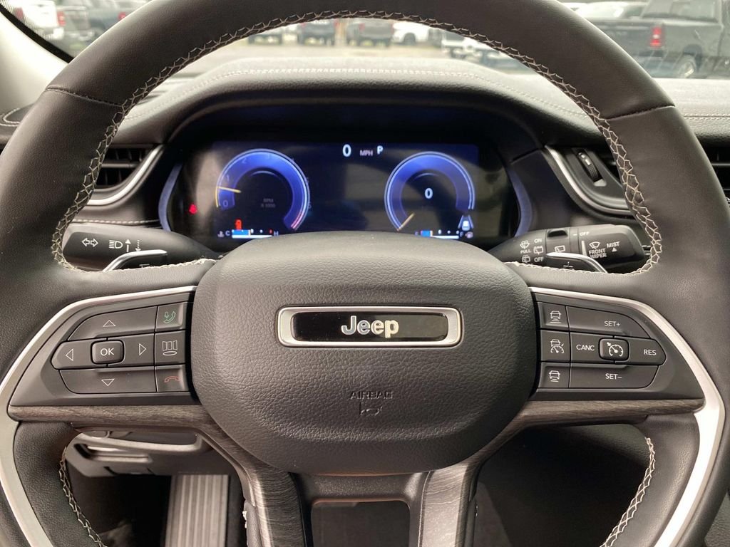 Used 2023 Silver Jeep Limited image 18