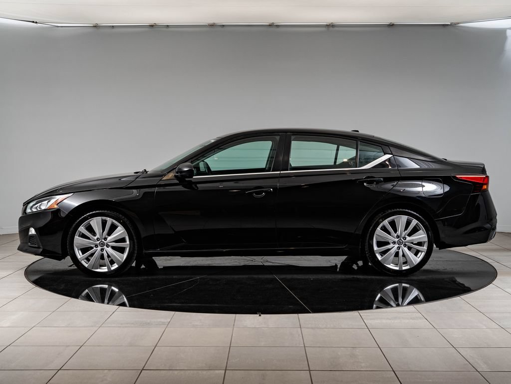 Used 2019 Super Black Nissan 2.5 SR image 5