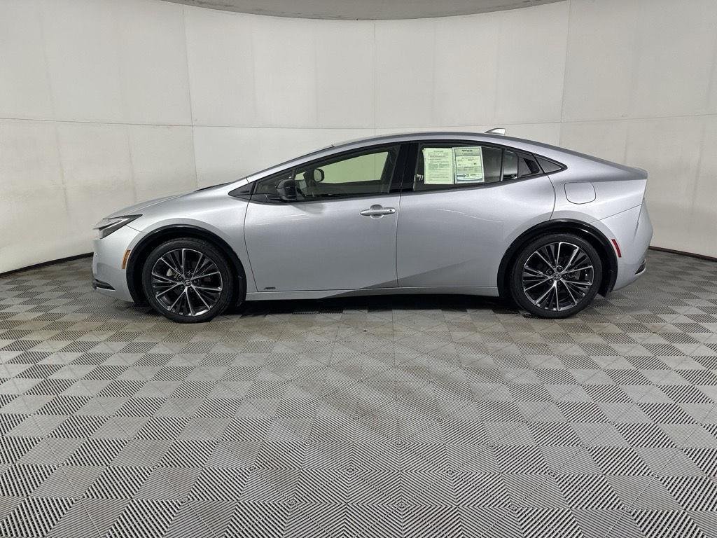 Used 2025 Cutting Edge Toyota XLE image 7