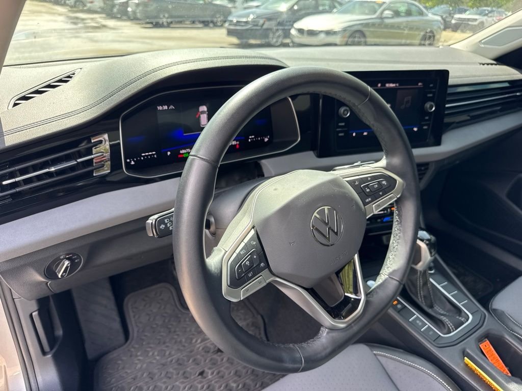 Used 2025 Silver Volkswagen 1.5T SE image 9