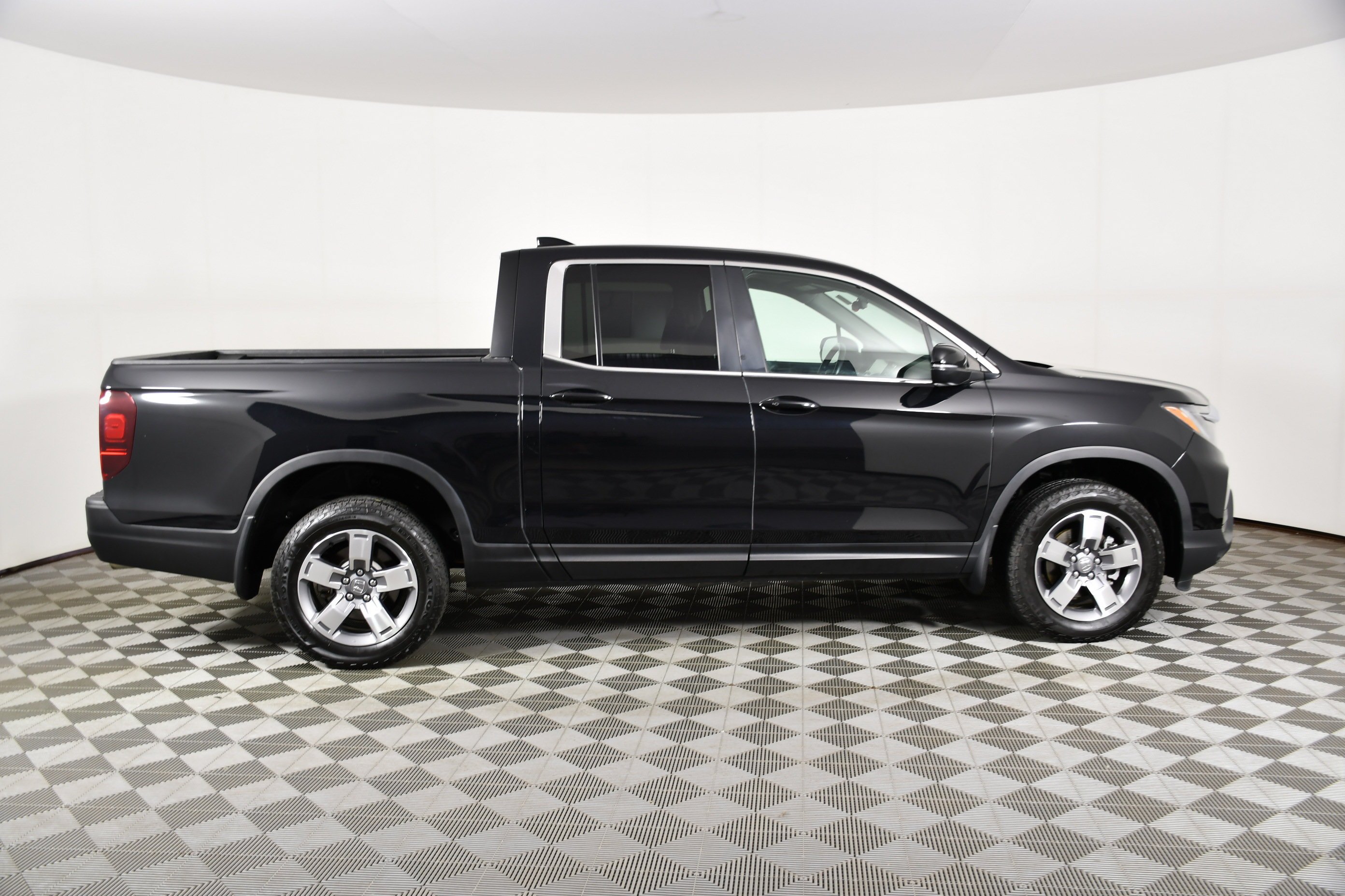Certified Used 2024 Crystal Black Pearl Honda RTL image 5