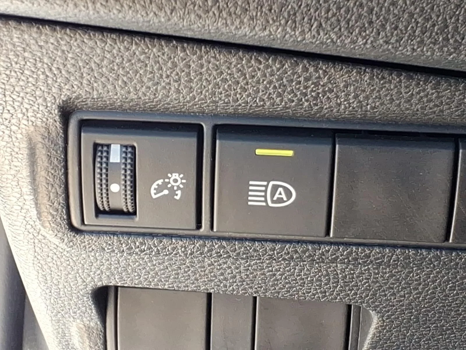 2025 Toyota Corolla Cross XLE - Photo 20