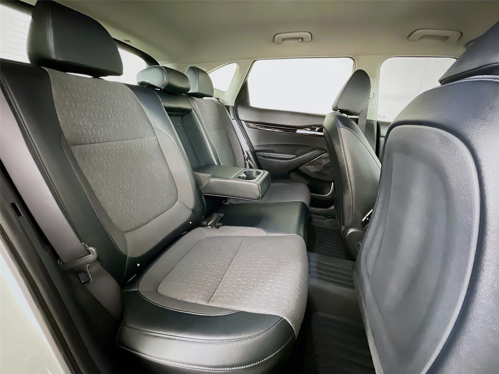 Used 2025 Clear White/Fusion Black Roof Kia S image 30