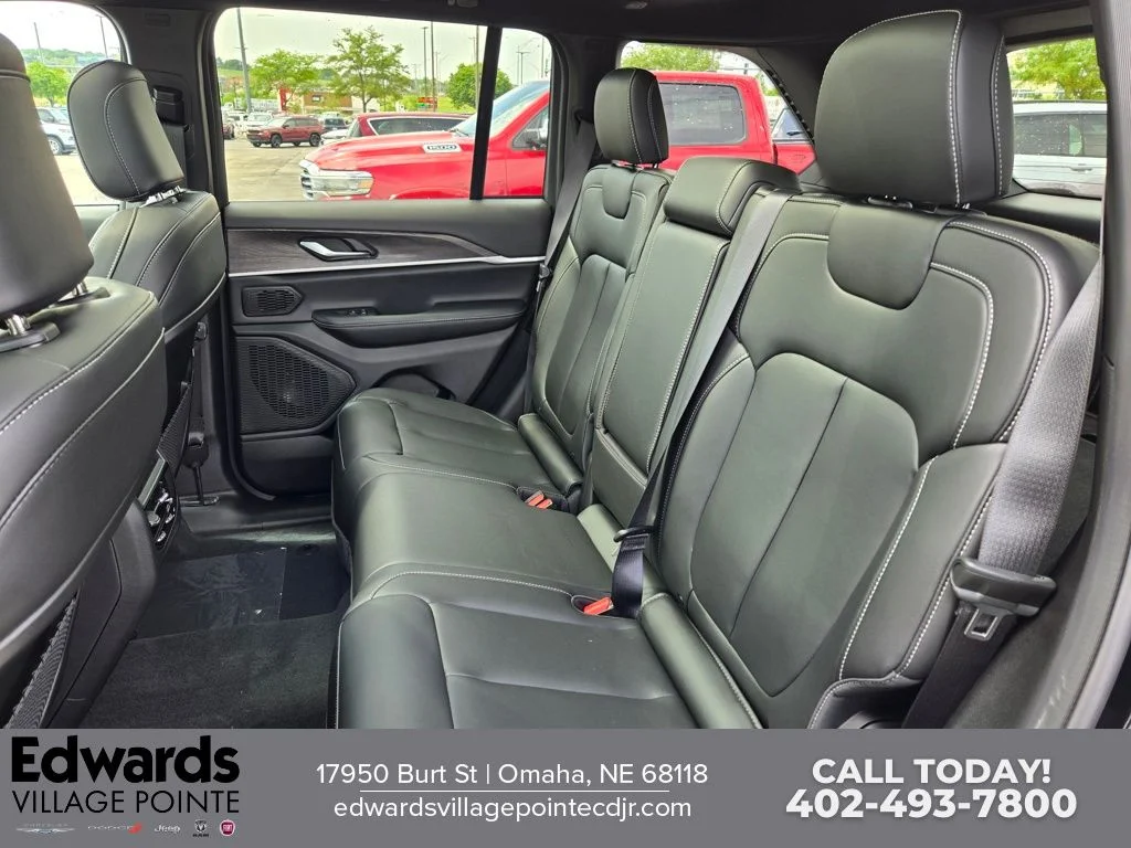 New 2026 Diamond Black Crystal Pearlcoat Jeep Limited image 28
