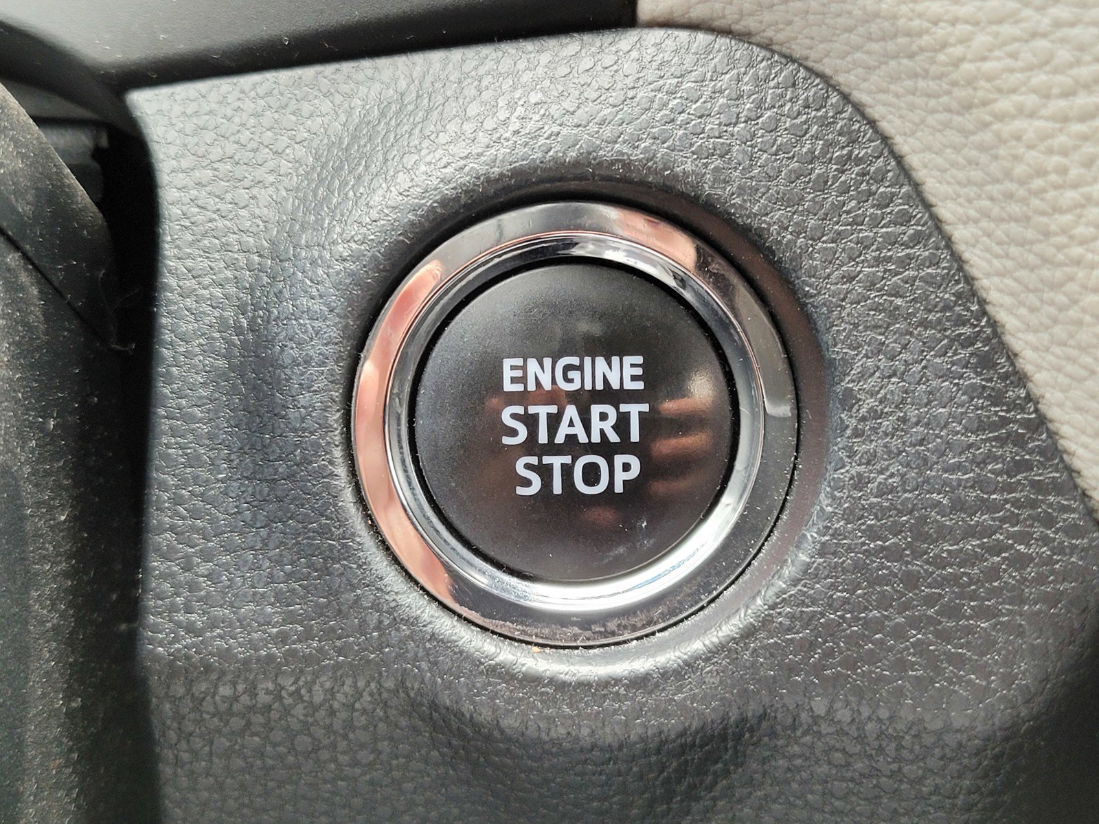 2024 Toyota RAV4 XLE - Photo 23