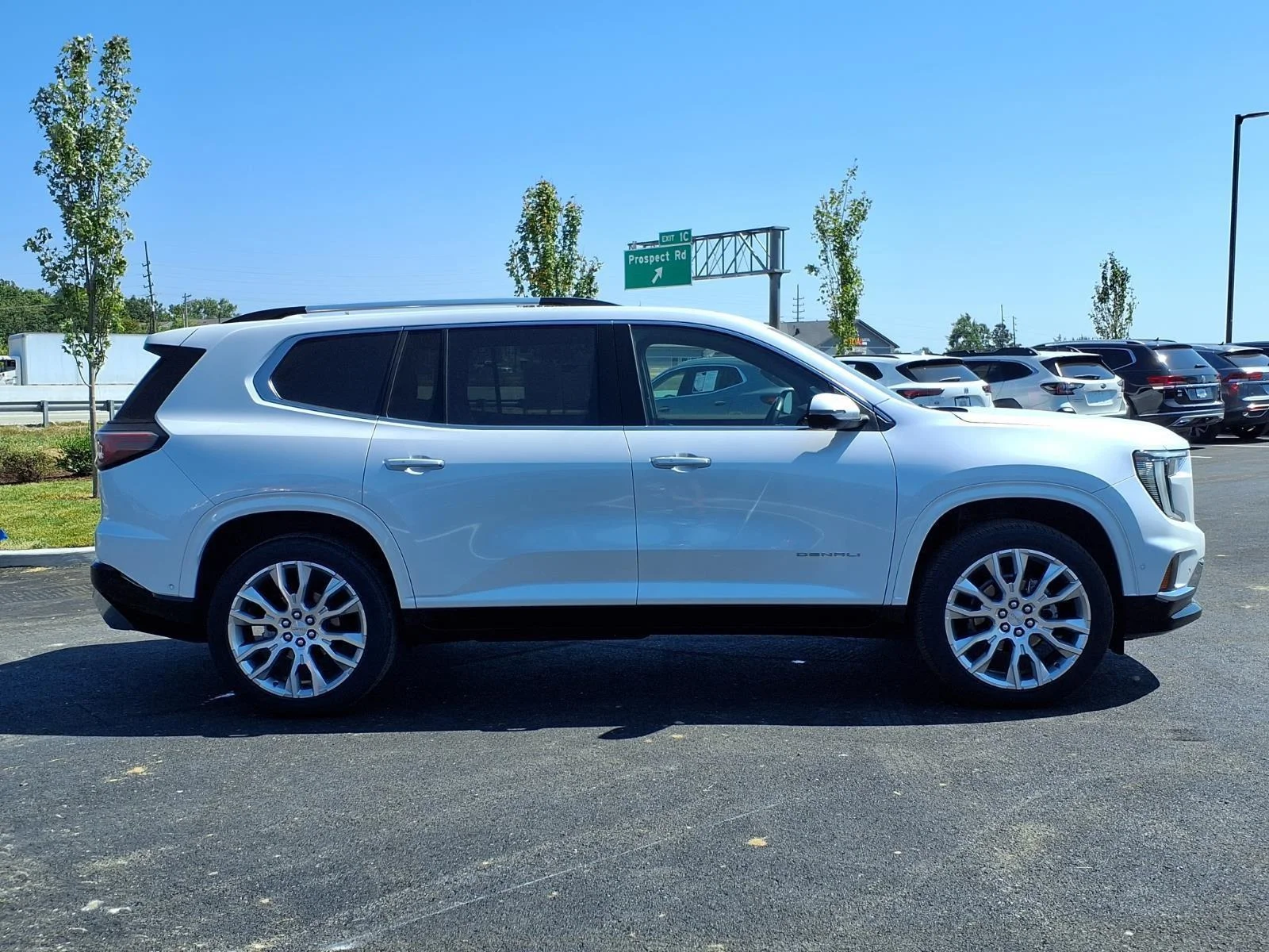 Used 2024 White Frost Tricoat GMC FWD Denali image 29