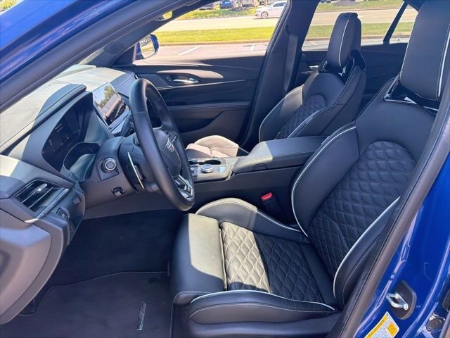 Used 2022  Cadillac V-Series image 3