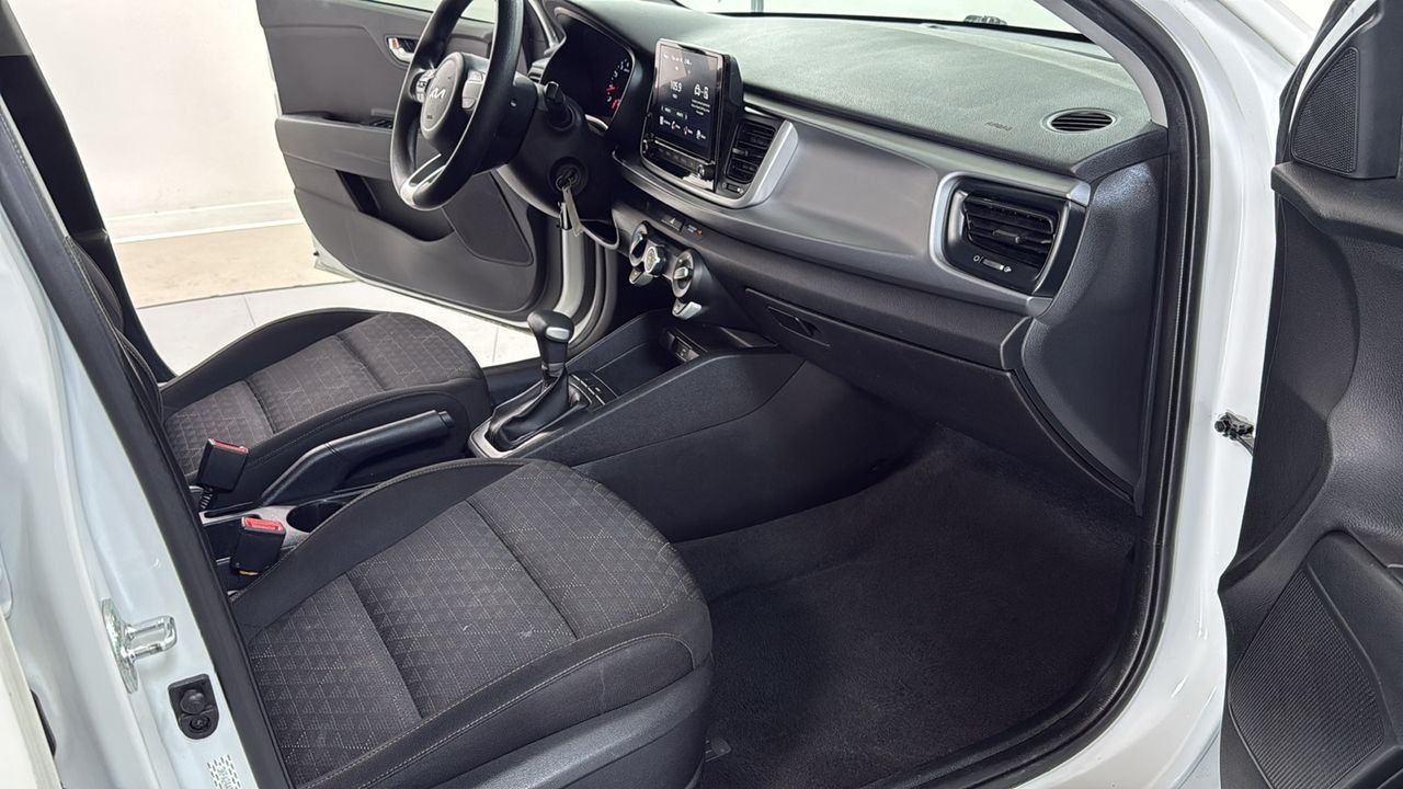 Used 2022 White Kia LX image 18