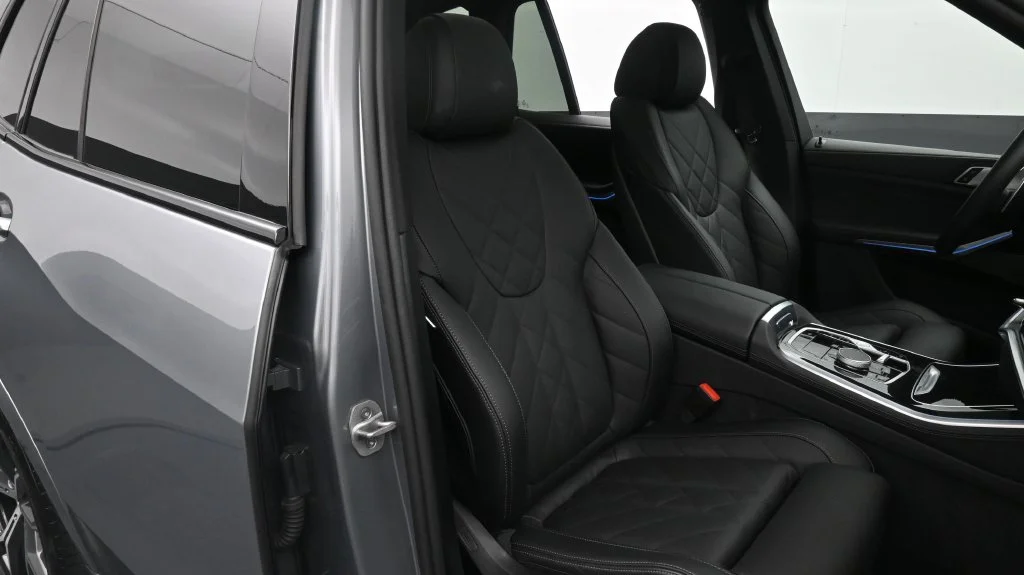 Used 2026 Skyscraper Grey Metallic BMW sDrive40i image 17