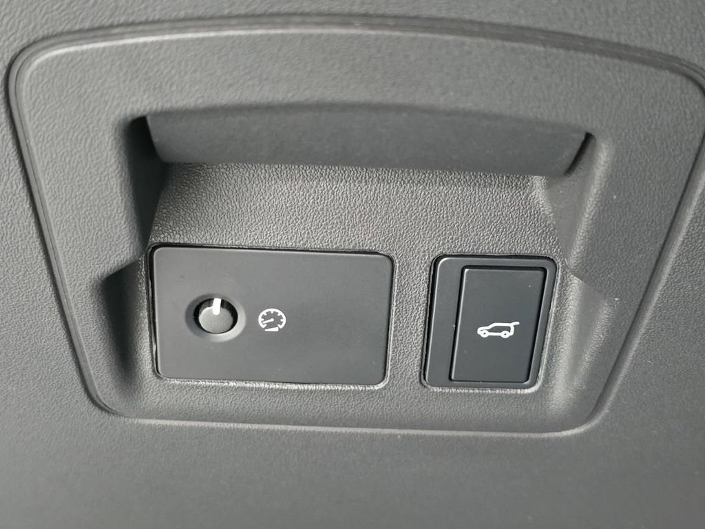 Used 2022  Land Rover P250 R-Dynamic S image 21
