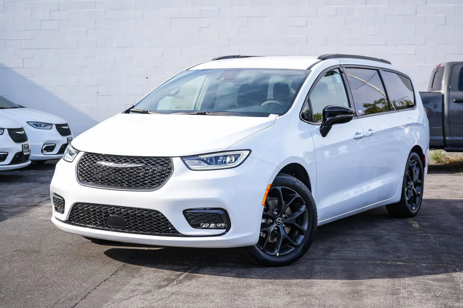 2026 Chrysler Pacifica Select's photo