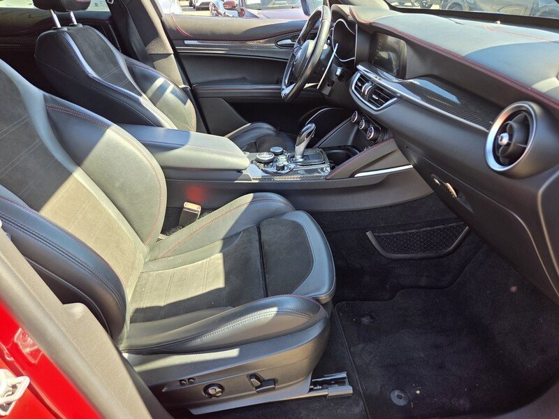 Used 2018 Rosso Competizione Tri-Coat Alfa Romeo AWD image 17
