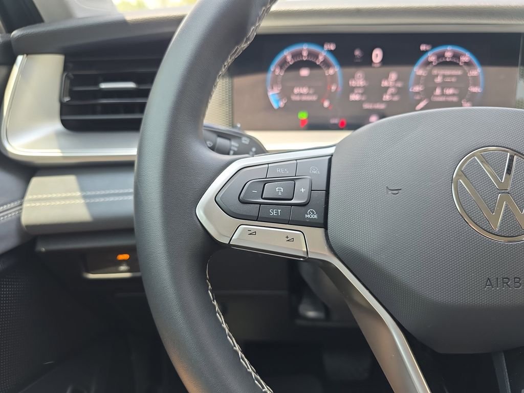 Used 2025  Volkswagen 2.0T SE image 21