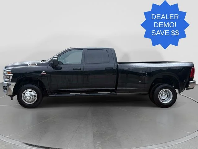 New 2026 Diamond Black Crystal Pearl-Coat Exterior Paint RAM Tradesman image 7