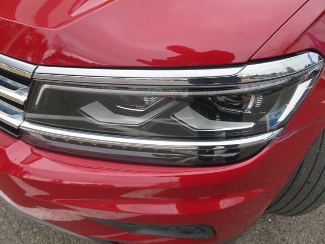 Used 2019 Cardinal Red Metallic Volkswagen SEL Premium image 32