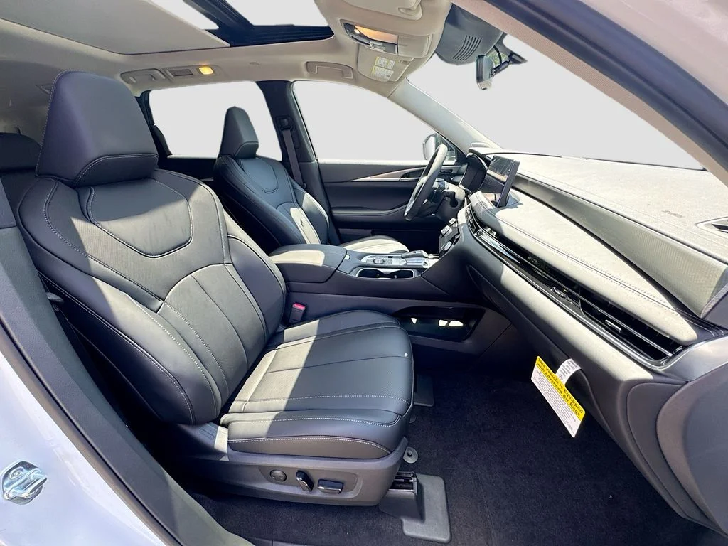 New 2027 RADIANT WHITE INFINITI Luxe FWD image 31