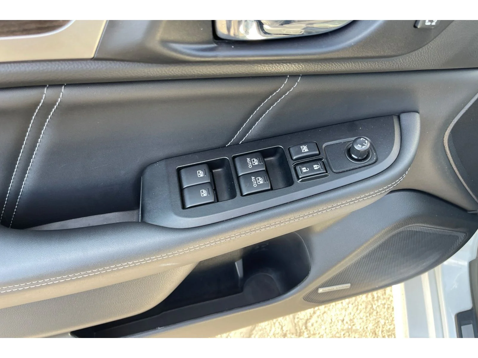 Used 2018 CRYSTAL WHITE PEA Subaru Limited image 12