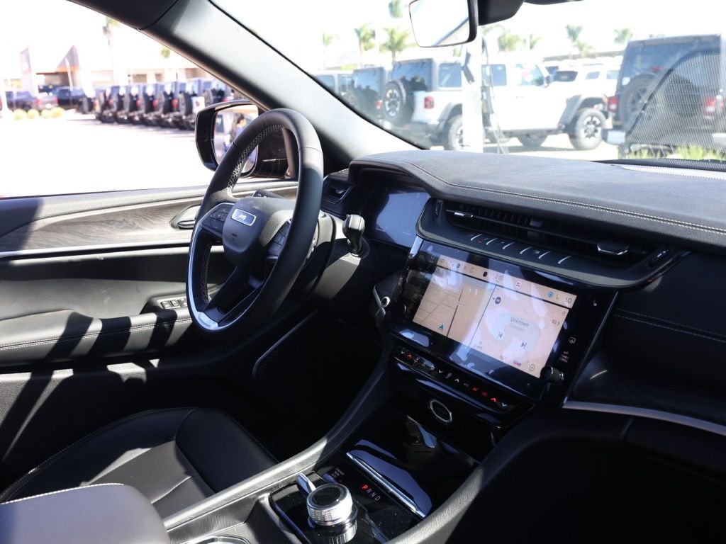 New 2026 Diamond Black Crystal Pearl-Coat Exterior Paint Jeep Limited image 19