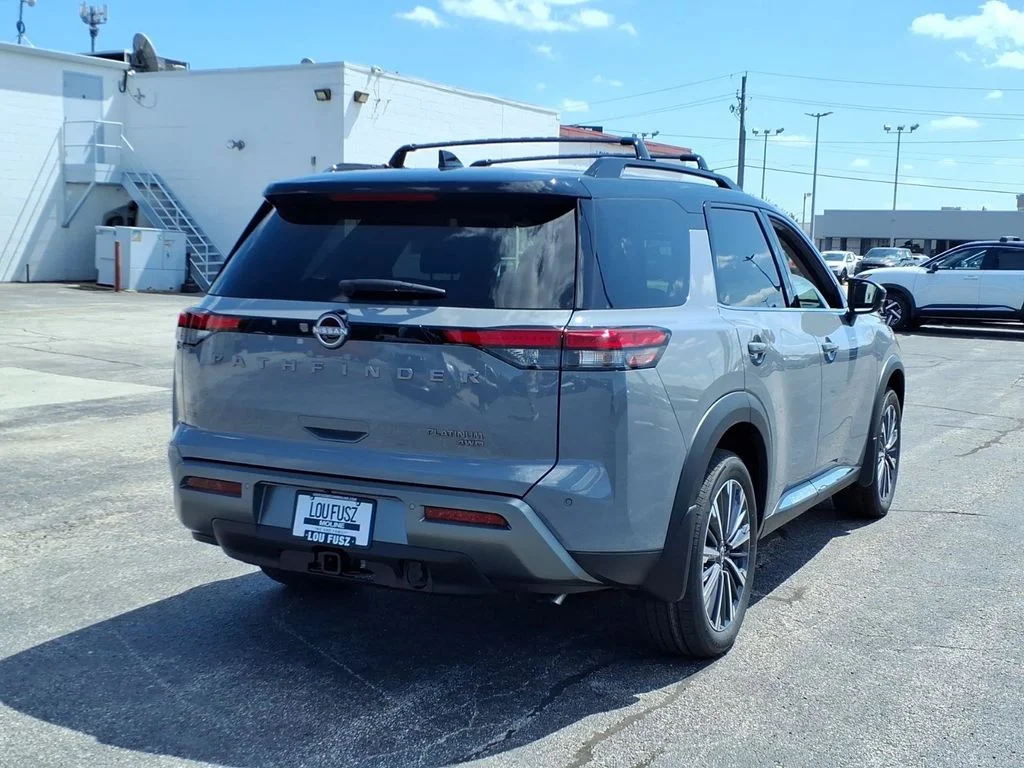 New 2026 Boulder Gray Pearl / Super Black Two-tone Nissan Platinum image 3