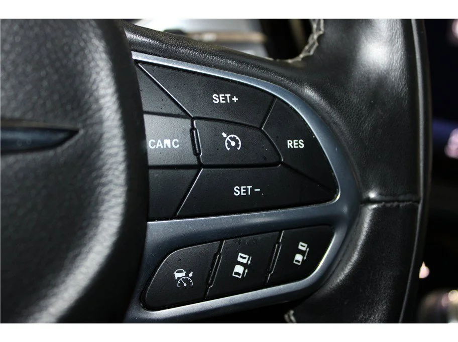 Used 2022 Brilliant Black Crystal Pearlcoat Chrysler Hybrid Touring L image 34