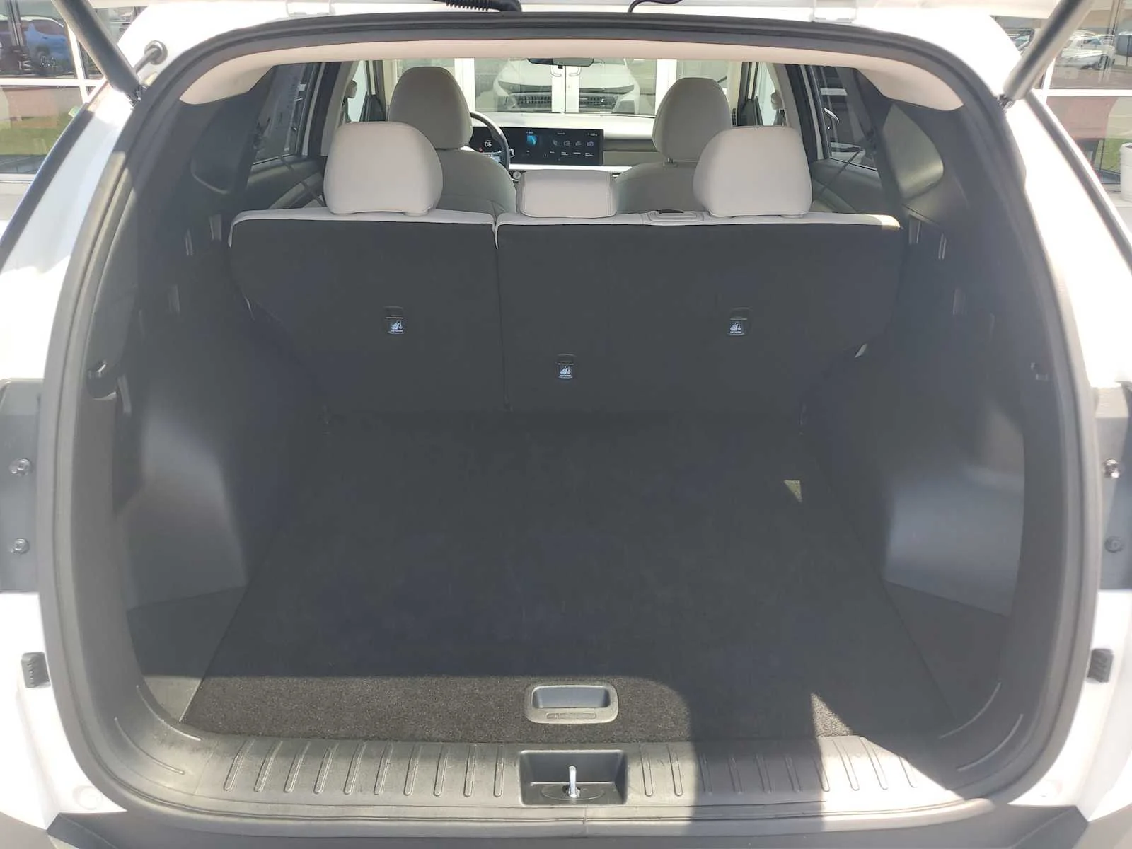 Used 2025 White Hyundai SEL image 5