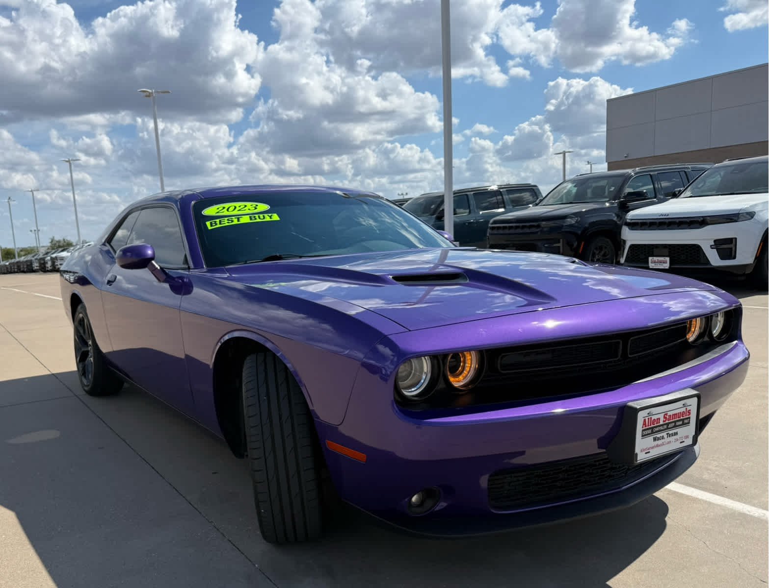 Used 2023 Plum Crazy Pearlcoat Dodge SXT image 4