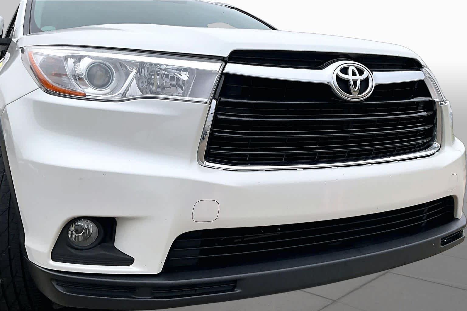 Used 2015 Blizzard Pearl Toyota XLE image 29