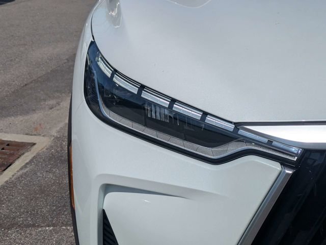 New 2027 RADIANT WHITE INFINITI Pure FWD image 9