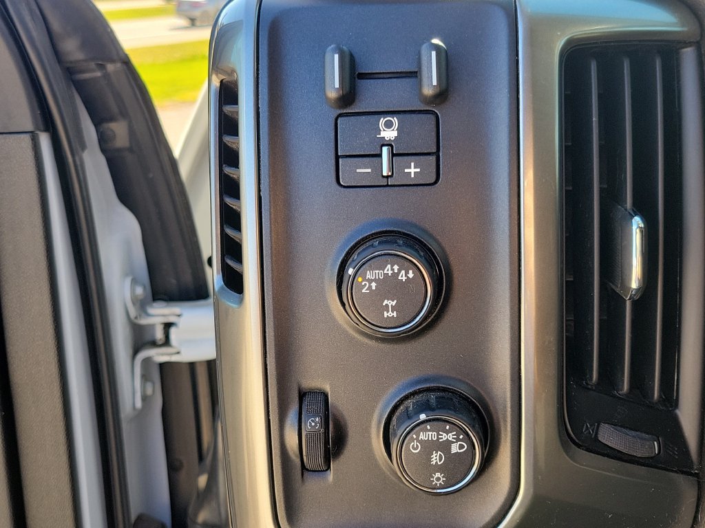 Used 2018 SUMMIT WHITE Chevrolet LT image 21