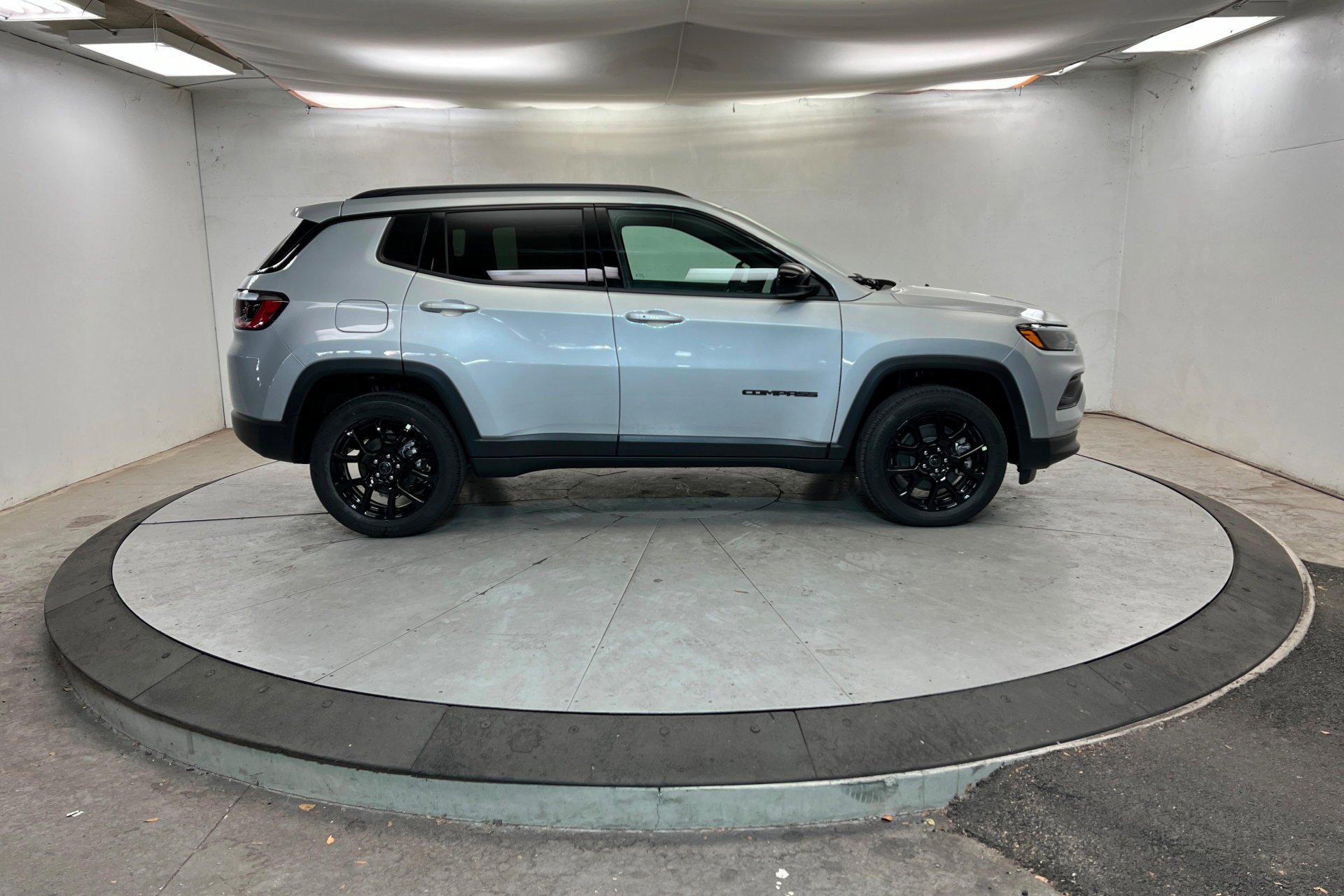 New 2026 Silver Zynith Metallic Clear-Coat Exterior Paint Jeep Latitude Altitude image 7