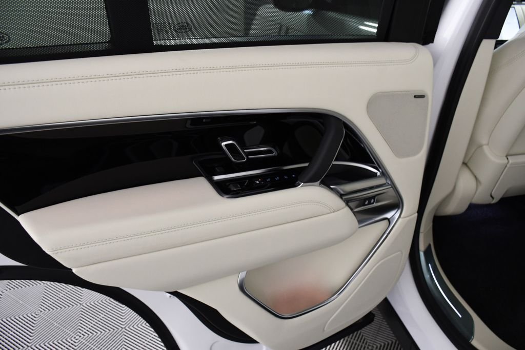 New 2026 Ostuni Perl Wh Land Rover SE image 25