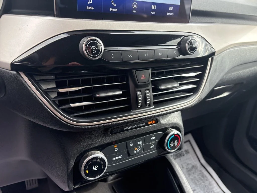 Used 2021 Star White Metallic Tri-Coat Ford SE image 19