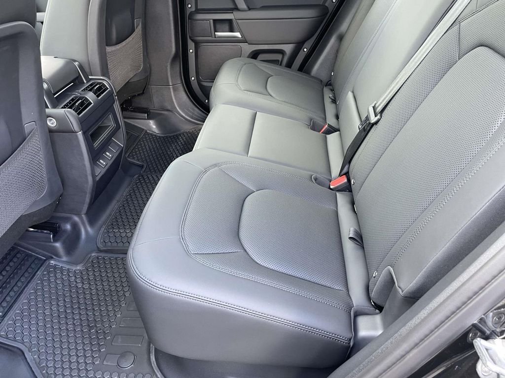 New 2026 Santorini Black Land Rover X-Dynamic SE image 16