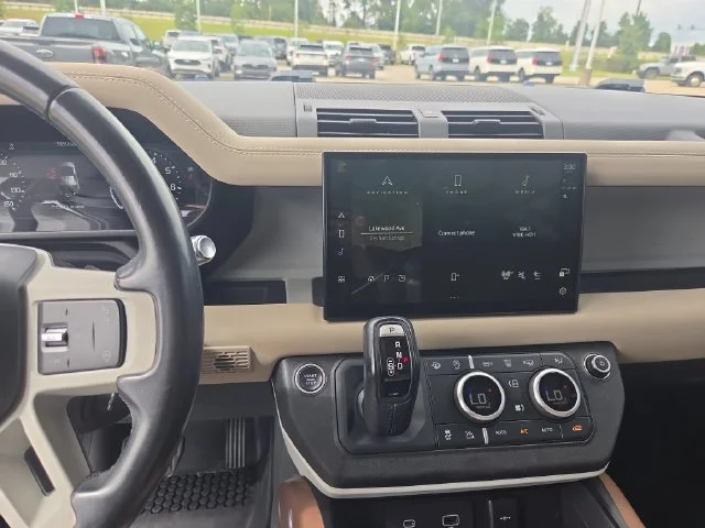 Used 2022 White Land Rover SE image 18