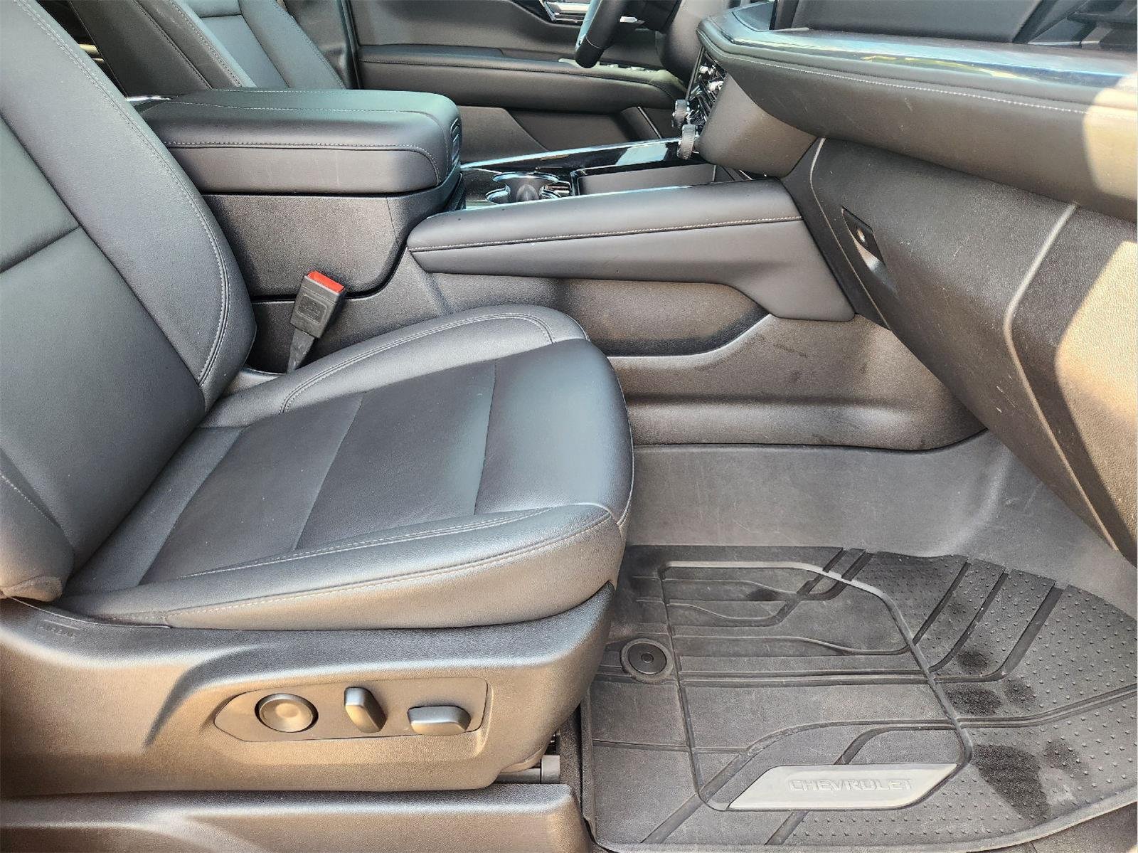 2025 Chevrolet Suburban photo 14 of 35