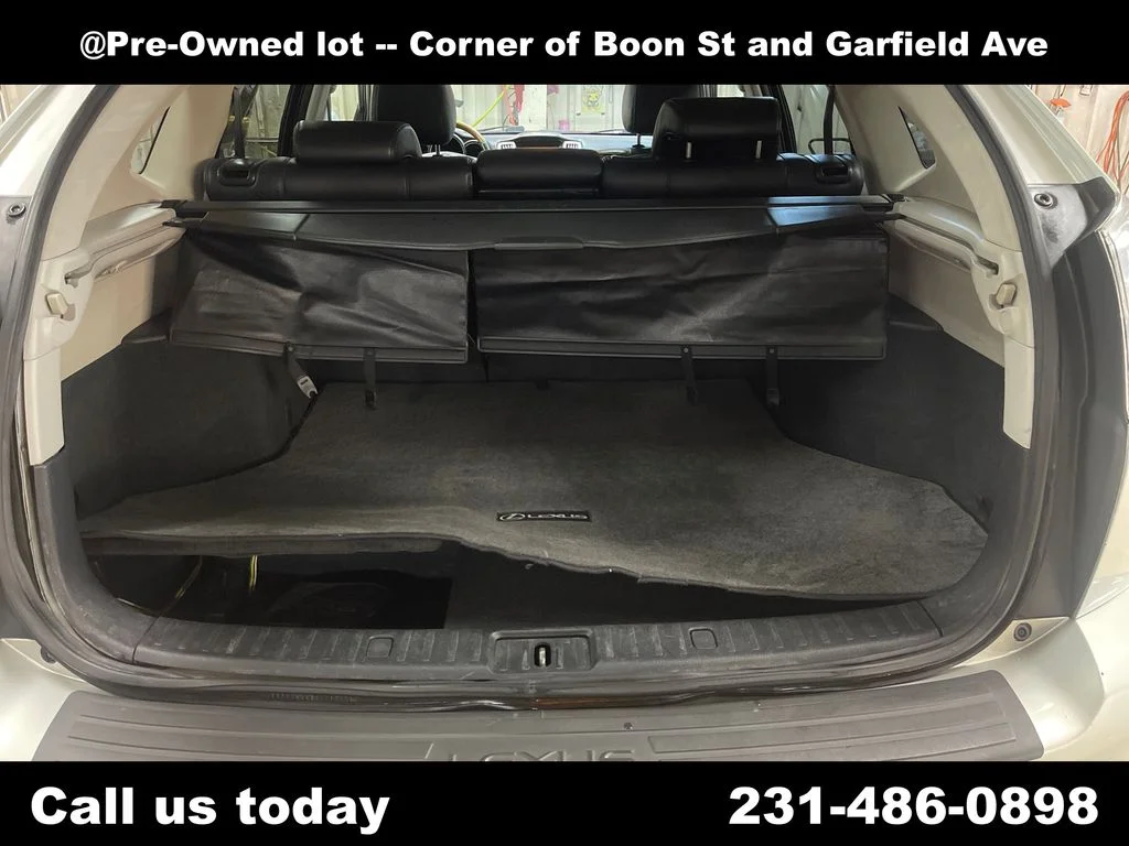 Used 2004  Lexus 330 image 25