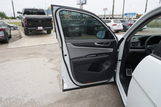 New 2024  Volkswagen 2.0T Peak Edition SEL image 13