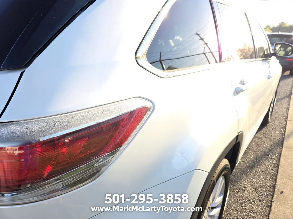 Used 2015 White Toyota LE image 10